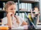petite fille qui fait ses devoirs