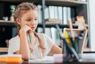 petite fille qui fait ses devoirs