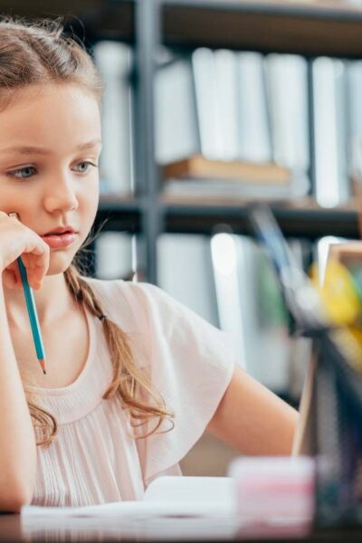 petite fille qui fait ses devoirs