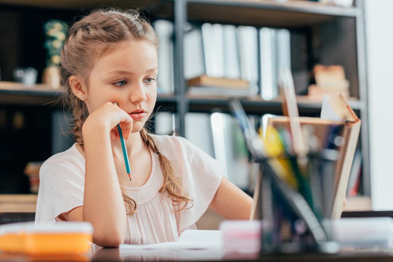 petite fille qui fait ses devoirs