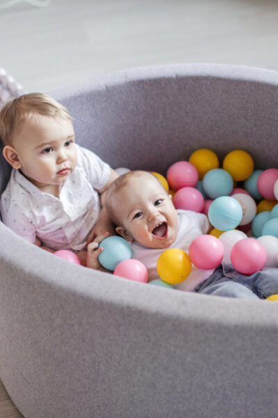 deux-enfants-piscine-a-balles