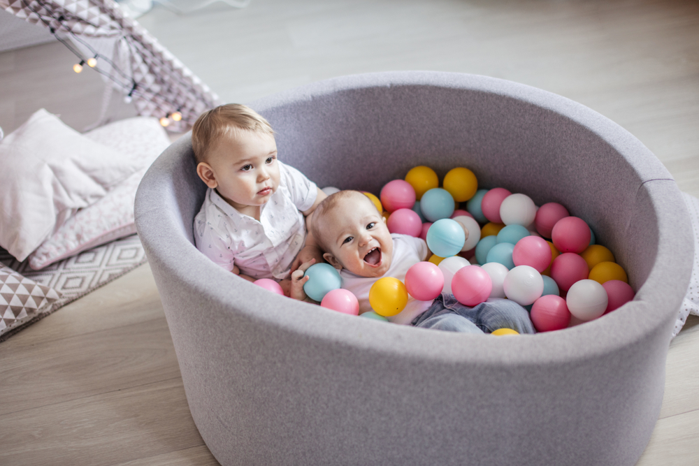 deux-enfants-piscine-a-balles